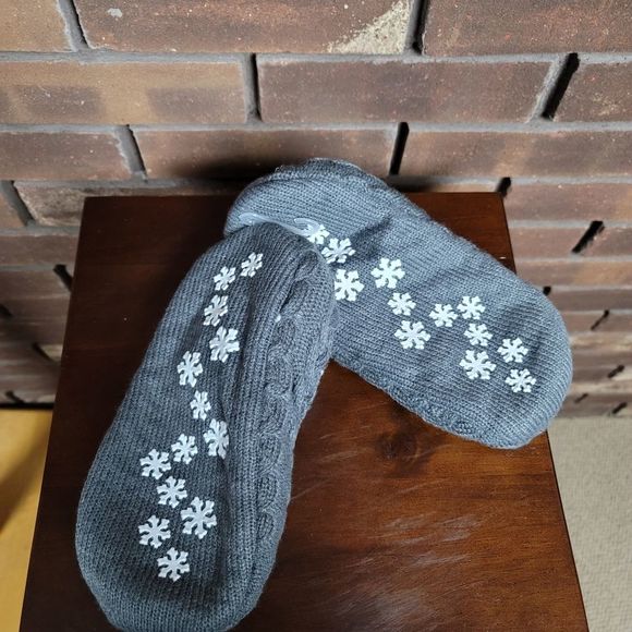 Maurices faux fur and sweater knit new ladies slippers with grippers - Picture 3 of 3